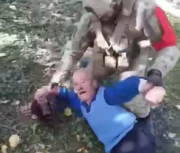 原创战败之后还遭屠杀!阿塞拜疆士兵斩首老人,哭喊救命仍被处决