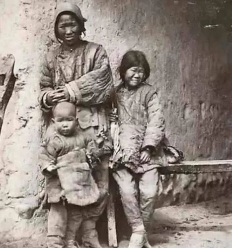 清朝罕见老照片:图2瘦弱不堪的士兵,最后一图惊艳的大