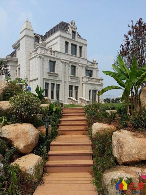 武汉蔡甸区中法新城武汉经济开发区知音湖大道与天鹅湖大道交汇处