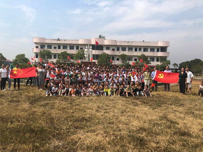 我和国旗合个影——赤岗小学