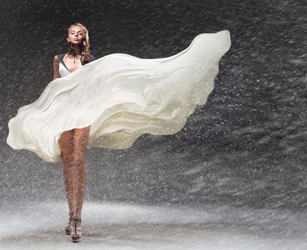 被风吹长裙的女人