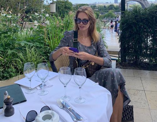 俄罗斯超模"水果娜"正式成为lvmh太子妃!跟灰姑娘学好感穿搭