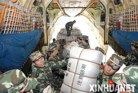 空军运送救灾棉衣到灾区(组图)
