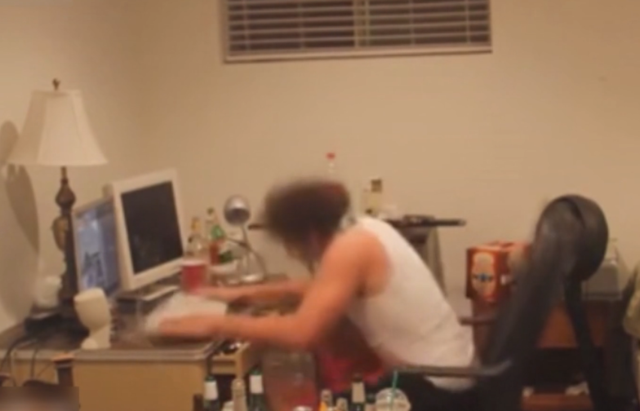 一言不合就发飙小哥打输游戏之后狂暴怒砸电脑