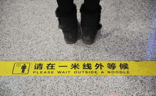 论英文标语的正确翻译,slip carefully是搞笑的吗