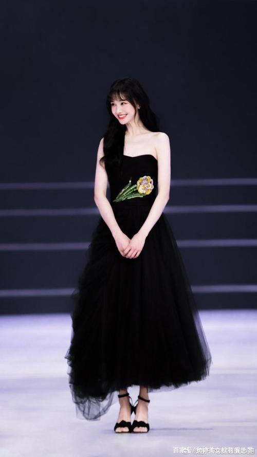 郑爽穿这是这身晚礼服,真的一下就醉了,实在太炸了!