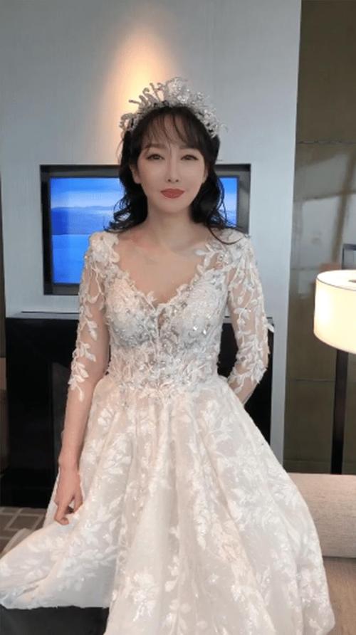 40岁萨顶顶近照穿镂空公主裙宛如少女皮肤白皙紧致笑容太甜美