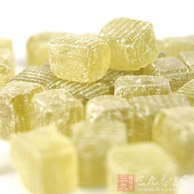 含服润喉糖:最好选用蜂蜜或水果口味的润喉糖,应避免薄荷味儿的