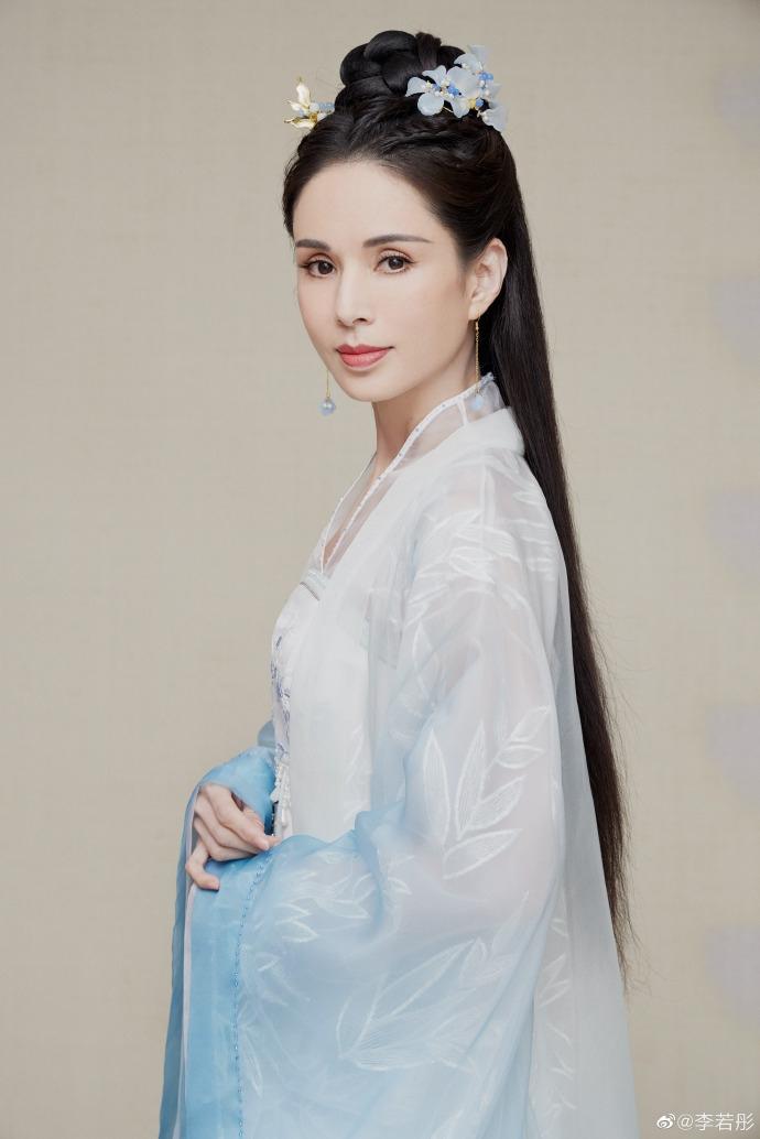 李若彤晒九宫格美照古装造型端庄典雅