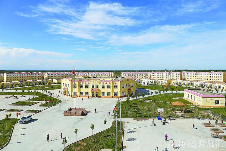 走进阿克陶县最大的易地扶贫搬迁点——位于县城的昆仑佳苑小区,孩童