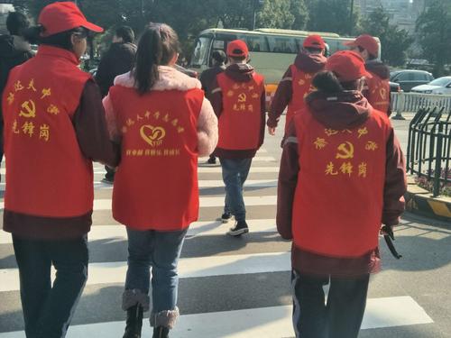 小伙伴们穿上我们郁达夫中学的志愿服,走在人头涌动的大街上,背影也是