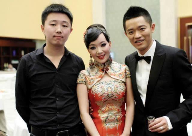 玲花的老公徐明朝,非常帅气,曾毅的老婆李娜,也是一个大美人