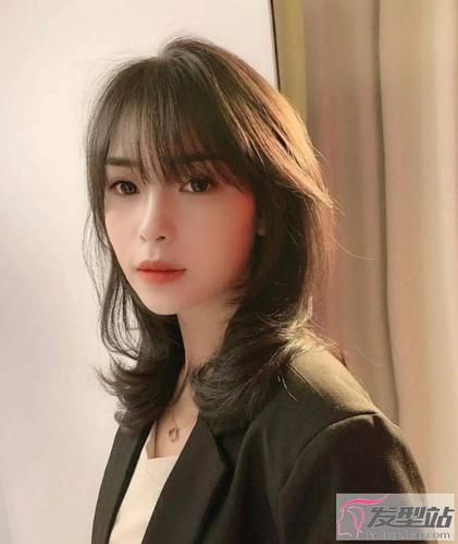 发尾烫个外翻卷的中长发发型,造型时尚又显气质,中性风的女生换上气场