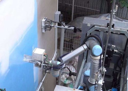 机器人用机械臂的喷射器射出油漆,翻新外墙髹漆.