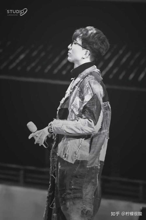 提名一个比较小众的男明星吧:李常超 将近一米九的身高 很瘦  来  上