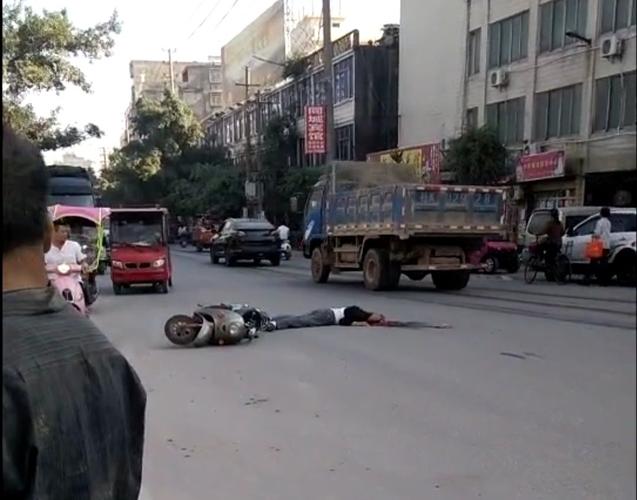 惨陆川一男子被货车爆头脑浆一地