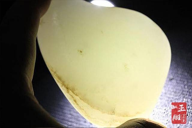 灯光下的真假和田白玉,天然和田玉结构