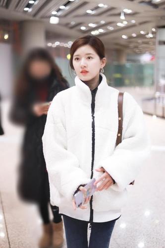 赵露思的"年味"穿搭,红色棉服 卫衣,拉开拉链更显"