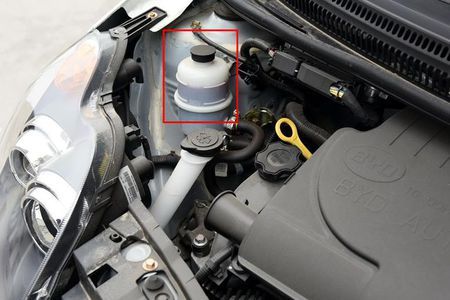 比亚迪fo方向助力油壶放在哪