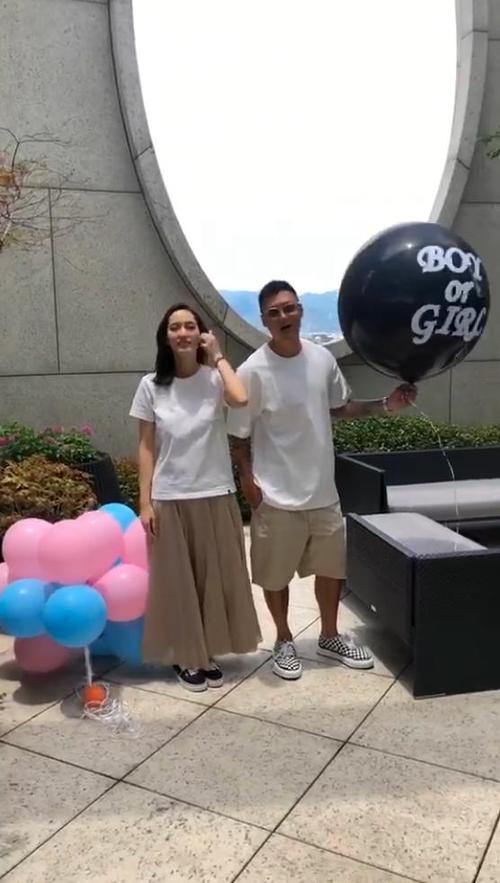 余文乐让粉丝猜二胎性别 不忘与王棠云同框秀恩爱