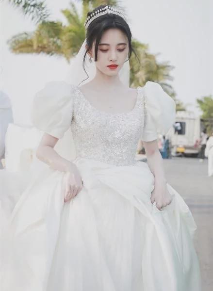 网易首页>网易号>正文申请入驻> 白色婚纱礼服配上皇冠头饰,可谓是超