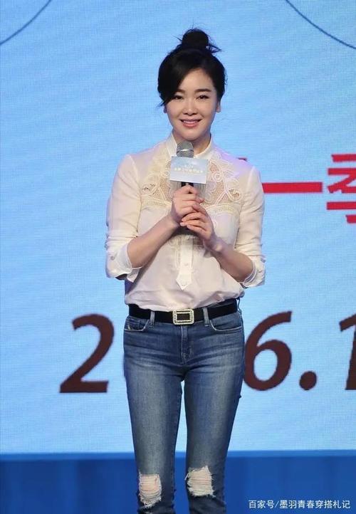 42岁左小青不见老,白衬衫配牛仔裤很少女,扎丸子头美