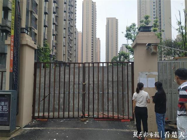 小区一通道铁门被焊死