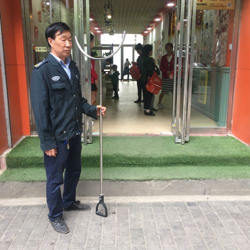 幼儿园安保人员持警械准时站岗