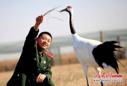官兵在湿地保护区巡逻.