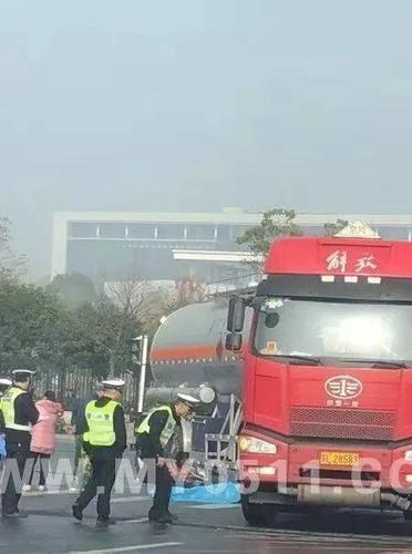 惨,镇江智慧大道和学府路交叉路口车祸!网友:愿逝者安息!