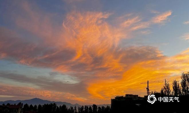 惊艳北京现绝美朝霞天空秒变油画画板