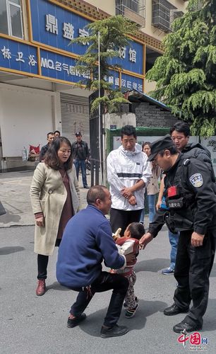 【我为群众办实事】甘孜九龙县公安在马路边捡到一"萌娃"