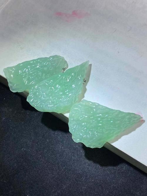 翡翠属多晶体,它有反射光,在不同的光源下会呈现不同