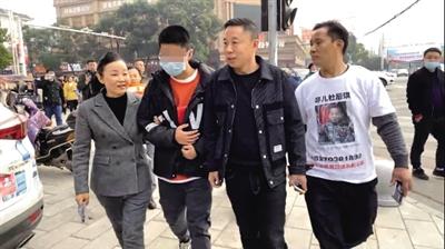 孙卓养母发声嫌犯说孙卓是弃养的孙海洋夫妇送子回山东不想影响儿子