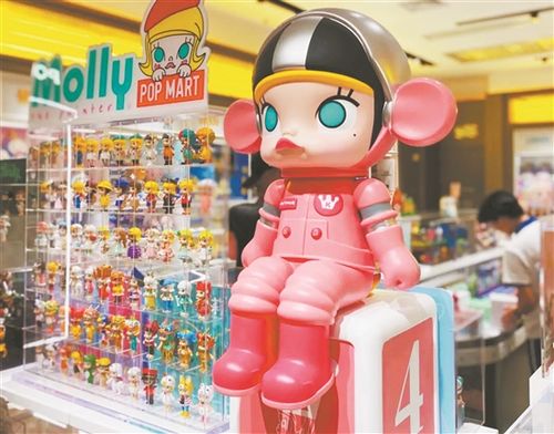 随着"盲盒第一股"泡泡玛特上市,"盲盒热"引发社会各界思考