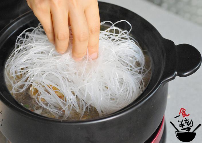 的,食材准备:  鹌鹑蛋5个,金针菇50克,黄花菜100克,菠菜嫩叶50克,鸡汤