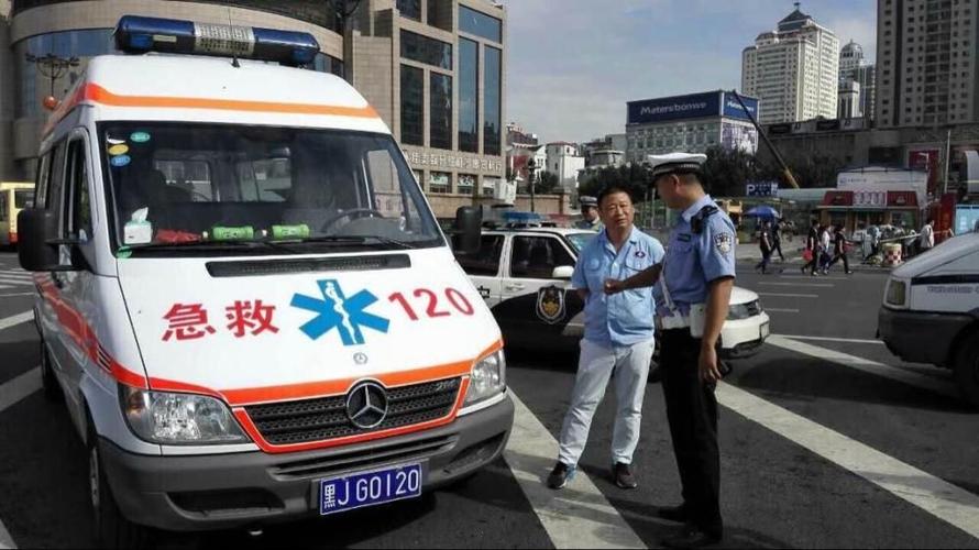 一台无后牌120救护车开警报 经查原来无路权