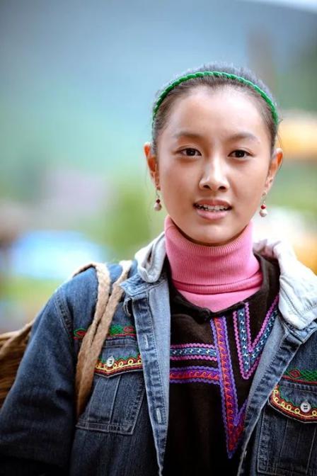 王雅妮:拍戏是一个自省的过程 正在念大三年级的王雅妮,在剧中饰演"