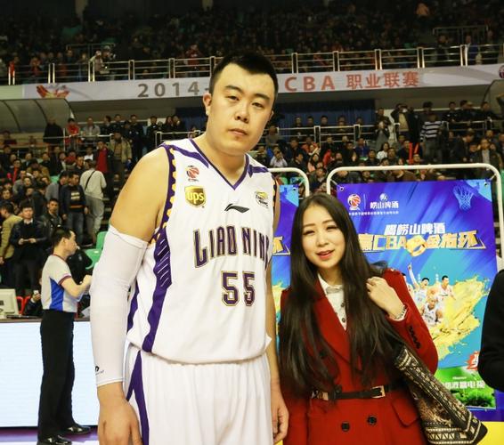 喜从天降!韩德君"求婚"美女球迷送崂山啤酒金指环