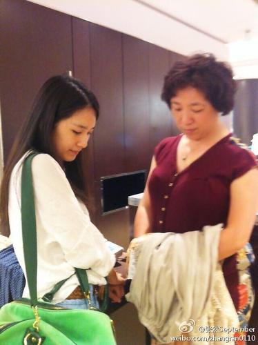 说她来头不小是因为她爸是秀水街的老总,据说一共结过三次婚.