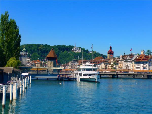 瑞士卢塞恩风景迷人,是个著名的旅游城市,小镇里一条河流穿行而过,整