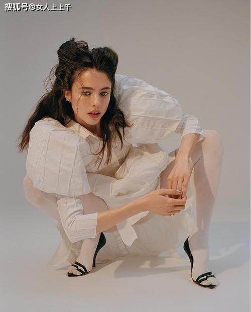 玛格丽特·库里,"蛇皮袋"当裙子穿,女巫风写真大片别有风味