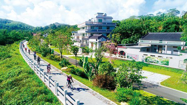 海南省琼海市博鳌镇美丽乡村建设吸引了大批国内外游客,图为游客