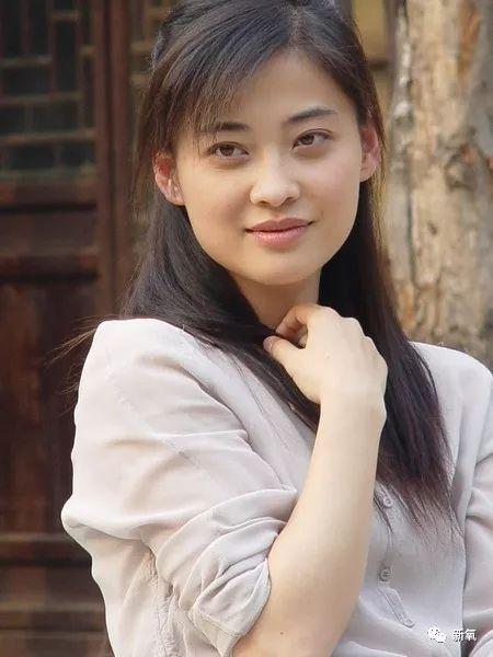 虽然也没妨碍她是美女.最值得夸的是她的状态75年的,现在43岁了啊!