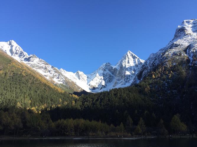 名胜区核心景点为双桥沟,长坪沟,海子沟,幺姑娘山(幺妹峰),三姑娘山