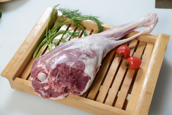 取自羔羊带骨全排部位,滩羊带骨全羊排,表面云皮完整,剔除淋巴等杂质