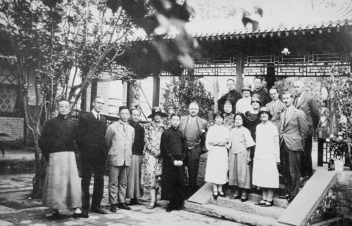 1926年前后,梅兰芳在北京寓所接待英国公使,陪同者有冯耿光(上排左一)