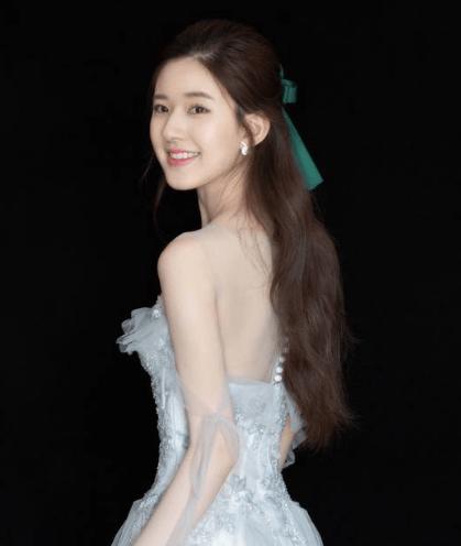 快来看女明星的蝴蝶结发型最强示范!