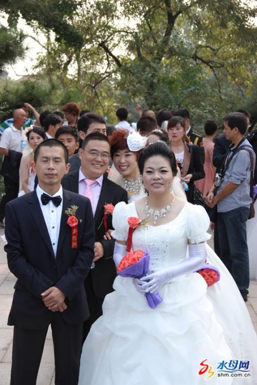 烟台市第24届青年集体婚礼 27对新人喜结良缘(图)
