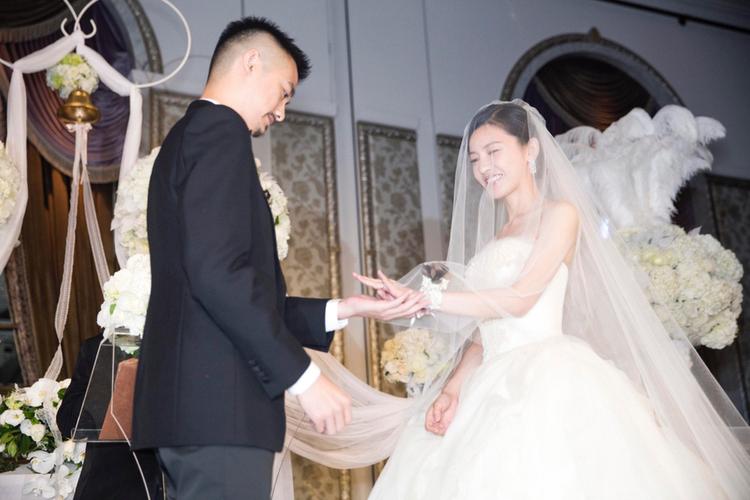 杨子姗吴中天今日在台北举行婚礼,上午迎娶仪式后,下午曝光一组